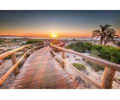 Apartamentos de lujo en Balcón de Arenales con vistas al mar y la isla de Tabarca.