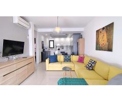 Bungalow con Terraza y Piscina en Mil Palmeras