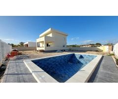 Chalet de reciente construcción con piscina en Mutxamel (Alicante)