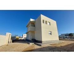 Chalet de reciente construcción con piscina en Mutxamel (Alicante)