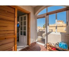 Preciosa casa con sótano y piscina