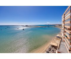 Espectacular Apartamento con vistas frontales al Mar y Piscina Comunitaria.