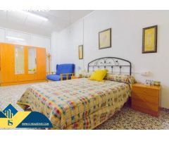 Oportunidad! Piso/Local  con amplia terraza a 130 metros del mar