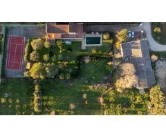 Precioso chalet rústico con pista de tenis, piscina y área deportiva