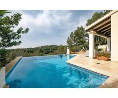Encantadora villa mediterránea con vistas al golf y al mar en Bendinat