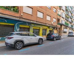 Amplio local junto Calle Alhamar