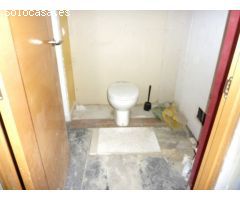 Local comercial de 120m2 útiles distribuidos en oficina, baño y resto diáfano. Para acondicionar.