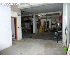 Local comercial de 120m2 útiles distribuidos en oficina, baño y resto diáfano. Para acondicionar.