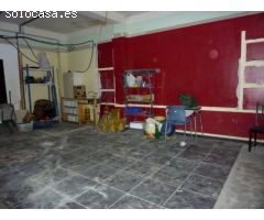 Local comercial de 120m2 útiles distribuidos en oficina, baño y resto diáfano. Para acondicionar.