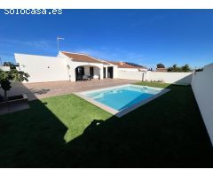 CHALET REFORMADO CON PISCINA EN LOS BALCONES