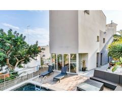 Moderna luminosa jardin y piscina