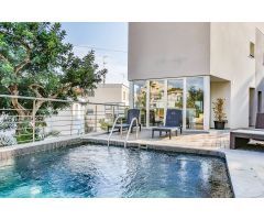 Moderna luminosa jardin y piscina