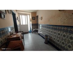 Casa esquinera céntrica en Cubelles.