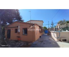 Casa independiente con piscina y un gran jardín.