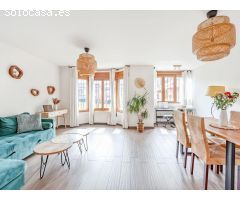 ESPECTACULAR ADOSADO DE 320M² EN URBANIZACIÓN CON PISCINA, CINCO DORMITORIOS Y JARDÍN PRIVADO