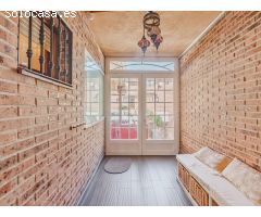 ESPECTACULAR ADOSADO DE 320M² EN URBANIZACIÓN CON PISCINA, CINCO DORMITORIOS Y JARDÍN PRIVADO