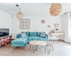 ESPECTACULAR ADOSADO DE 320M² EN URBANIZACIÓN CON PISCINA, CINCO DORMITORIOS Y JARDÍN PRIVADO