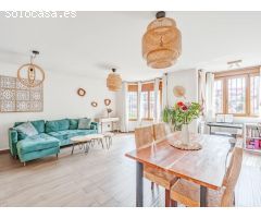 ESPECTACULAR ADOSADO DE 320M² EN URBANIZACIÓN CON PISCINA, CINCO DORMITORIOS Y JARDÍN PRIVADO