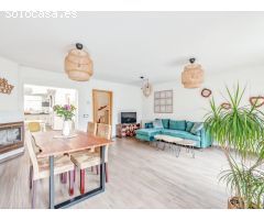 ESPECTACULAR ADOSADO DE 320M² EN URBANIZACIÓN CON PISCINA, CINCO DORMITORIOS Y JARDÍN PRIVADO