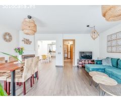 ESPECTACULAR ADOSADO DE 320M² EN URBANIZACIÓN CON PISCINA, CINCO DORMITORIOS Y JARDÍN PRIVADO