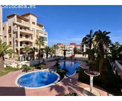 ¡Un paraíso junto a la costa! Espectacular piso vistas al mar, 3 dormitorios y 2 baños.