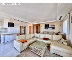 ¡Un paraíso junto a la costa! Espectacular piso vistas al mar, 3 dormitorios y 2 baños.