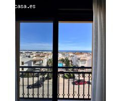 ¡Un paraíso junto a la costa! Espectacular piso vistas al mar, 3 dormitorios y 2 baños.