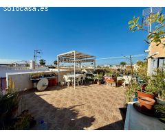Encantador bungalow con gran solarium y piscina comunitaria.