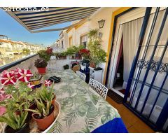 Encantador bungalow con gran solarium y piscina comunitaria.