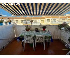 Encantador bungalow con gran solarium y piscina comunitaria.