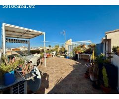 Encantador bungalow con gran solarium y piscina comunitaria.