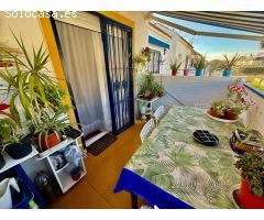 Encantador bungalow con gran solarium y piscina comunitaria.