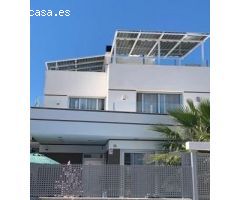 Tu oasis con piscina y vistas al mar!!