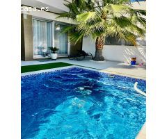Tu oasis con piscina y vistas al mar!!