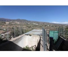 Terreno con construcción a reformar e invernaderos en Arico Viejo