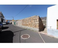 Terreno con construcción a reformar e invernaderos en Arico Viejo
