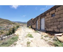 Terreno rústico con varias construcciones en Granadilla.