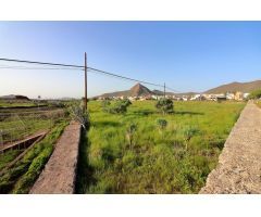 Almacén de 200 m2 con invernaderos y tanque de agua, terreno rústico con excelentes accesos en Arona