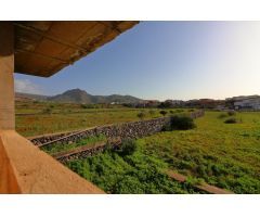 Almacén de 200 m2 con invernaderos y tanque de agua, terreno rústico con excelentes accesos en Arona