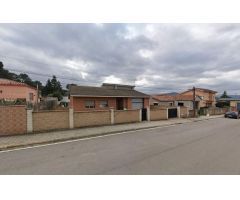 Se vende casa OKUPA en Avenida Serra Burgues 10 en La Torre de Claramunt (Barcelona).
