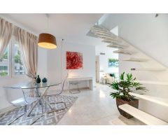 Maravilloso piso ático de tres dormitorios en la conocida y cerrada urbanización Marbella Real.