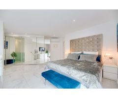 Maravilloso piso ático de tres dormitorios en la conocida y cerrada urbanización Marbella Real.