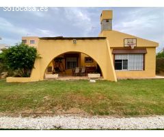 Exclusivo Chalet Independiente con Jardín, Piscina Privada y a Minutos de la Playa en Roquetas de Ma