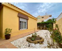 Exclusivo Chalet Independiente con Jardín, Piscina Privada y a Minutos de la Playa en Roquetas de Ma