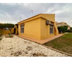 Exclusivo Chalet Independiente con Jardín, Piscina Privada y a Minutos de la Playa en Roquetas de Ma