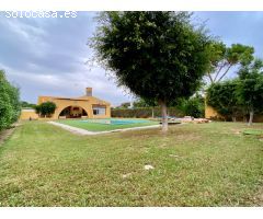 Exclusivo Chalet Independiente con Jardín, Piscina Privada y a Minutos de la Playa en Roquetas de Ma