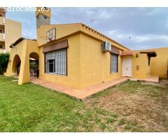Exclusivo Chalet Independiente con Jardín, Piscina Privada y a Minutos de la Playa en Roquetas de Ma