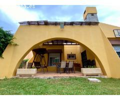 Exclusivo Chalet Independiente con Jardín, Piscina Privada y a Minutos de la Playa en Roquetas de Ma