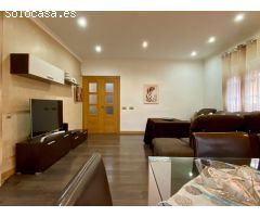 Exclusivo Chalet Independiente con Jardín, Piscina Privada y a Minutos de la Playa en Roquetas de Ma
