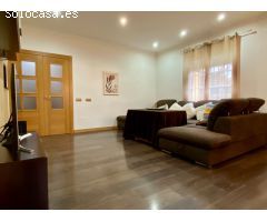 Exclusivo Chalet Independiente con Jardín, Piscina Privada y a Minutos de la Playa en Roquetas de Ma